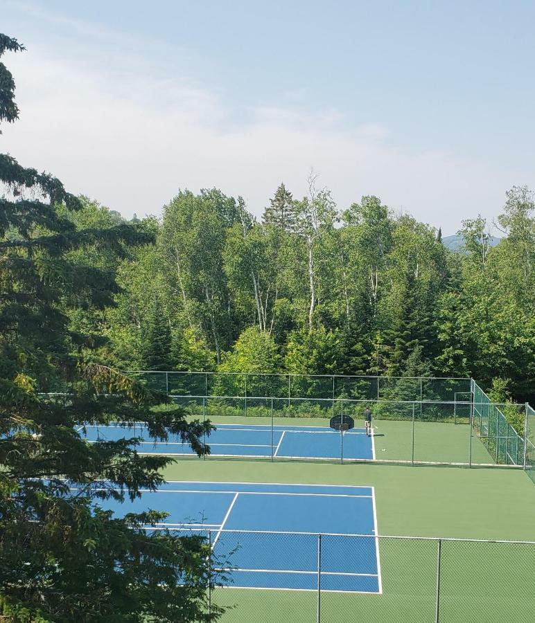 Hotel Far Hills Val-Morin Екстер'єр фото